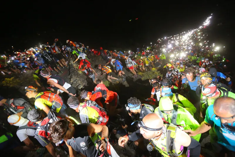 La frenética largada desde el Faro de Fuencaliente, al sur de la Isla de la Palma. Foto: Sportograf