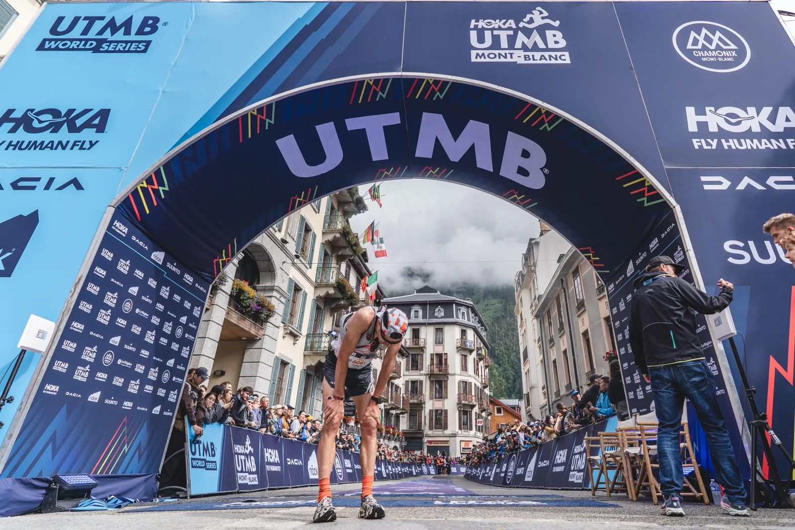 Joaquín Narvaez en la meta de UTMB 2025