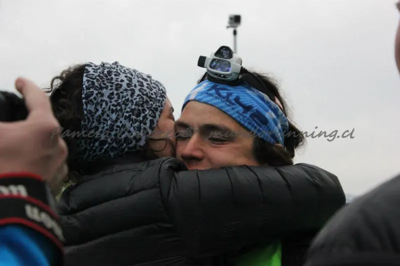 El abrazo de llegada. Foto: MundoRunning
