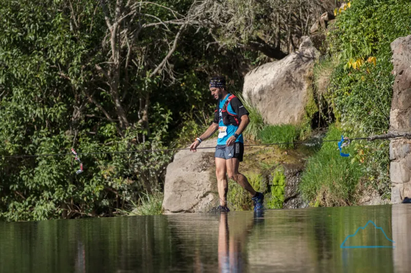 Gonzalo Ochoa, 4º en los 42k, cruzando el arroyo en Naguan Tica. Foto: Rodrigo Lizama | Trail Running Argentina.