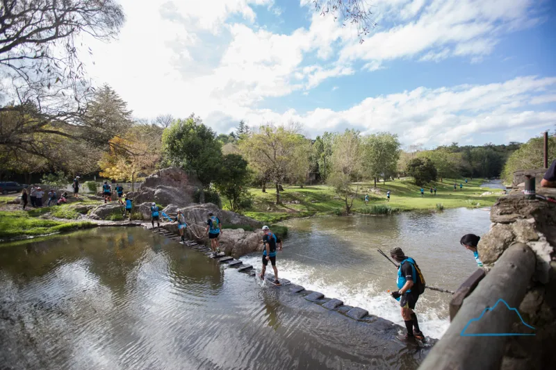 El cruce del arroyo en Naguan Tica fue uno de los grandes atractivos del día. Foto: Rodrigo Lizama | Trail Running Argentina.
