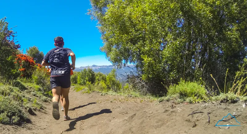 Franco Paredes, a fondo, por los senderos de San Martin de los Andes testeandolas. Foto: Trail Running Argentina